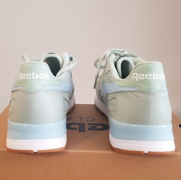 Classic Reebok - Picture 3 of 4